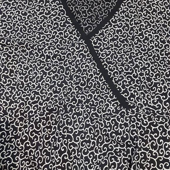 Mimi Maternity Faux Wrap V-Neckline Empire Waist style top Small Black Cream - Picture 6 of 6